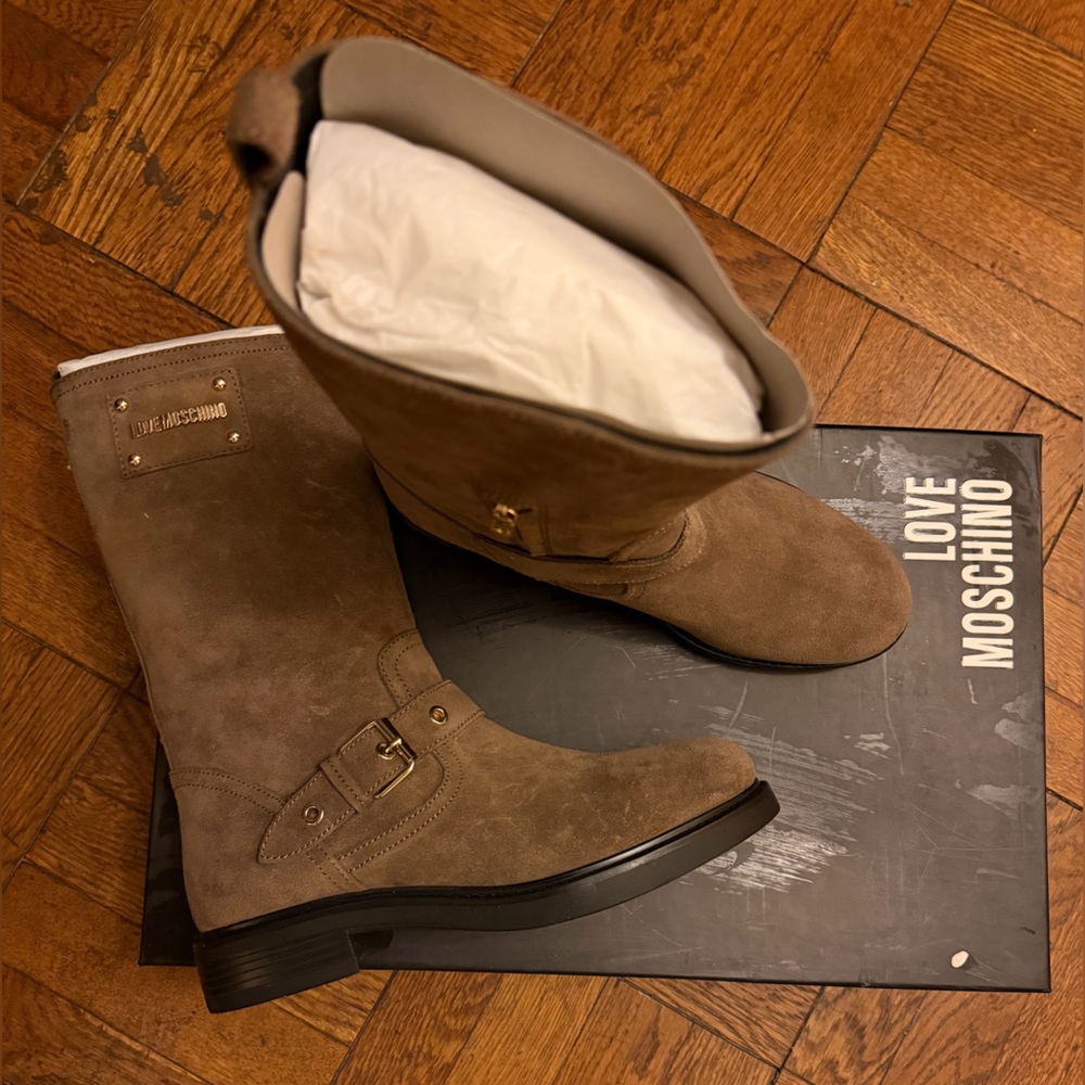 Authentic Love Moschino Women’s Suede Beige boots with logo top size 40